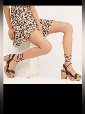 10 FREE PEOPLE Aurora Black Ankle Wrap retro Clogs. Leather Upper. NWOT. Spain